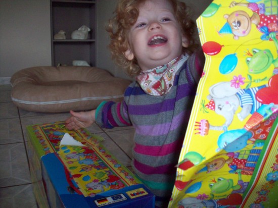 Jette-had-so-much-fun-to-unwrapp-her-birthdaygifts